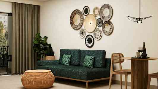 Olohuone, jossa on vihreä sohva ja koristeellisia koreja seinällä. (Tekoälyn luoma teksti)