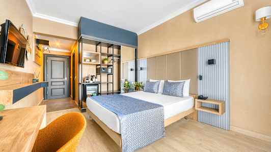 Hotellihuone, jossa on parivuode ja nykyaikaiset huonekalut. (Tekoälyn luoma teksti)