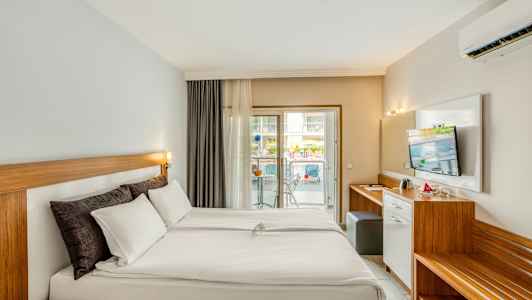 Hotellihuone, jossa parivuode ja parveke. (Tekoälyn luoma teksti)