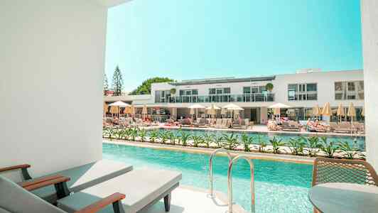 Yksityinen uima-allasalue, josta on näkymä nykyaikaiseen hotellikompleksiin. (Tekoälyn luoma teksti)