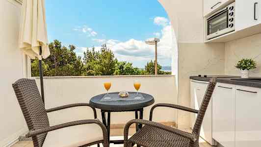 Parveke pöytä, tuolit ja näkymä. (Tekoälyn luoma teksti)