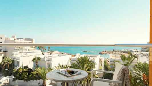 Näkymä parvekkeelta, taustalla meri. (Tekoälyn luoma teksti)