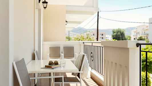 Sisustettu parveke näkymällä ympäristöön. (Tekoälyn luoma teksti)