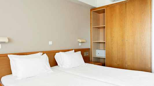 Makuuhuone, jossa on parivuode ja vaatekaappi. (Tekoälyn luoma teksti)