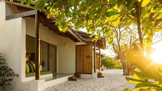 Rantamökkejä vehreyden ympäröimänä ja auringonvalossa. (Tekoälyn luoma teksti)