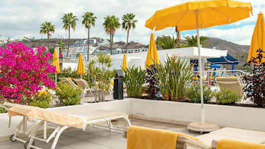 Aurinkotuolit ja varjot terassilla, jossa on näkymä. (Tekoälyn luoma teksti)