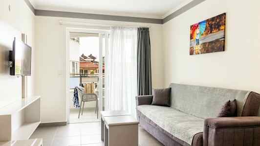 Valoisa olohuone, jossa sohva, pöytä ja avoin parveke. (Tekoälyn luoma teksti)