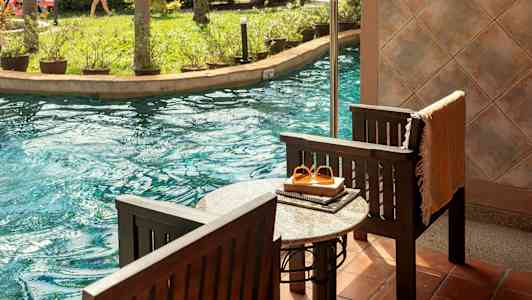 Terassi altaalla, näkymä puutarhaan ja vesiliukumäkeen. (Tekoälyn luoma teksti)