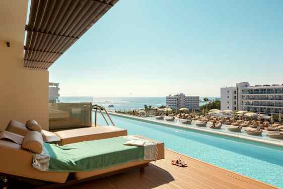 Aurinkotuolit ja uima-allas merinäköalalla lomakohteessa. (Tekoälyn luoma teksti)