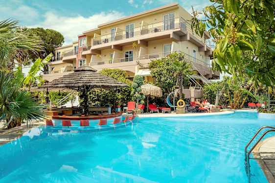 Ulkouima-allas ja baari hotellin vieressä. (Tekoälyn luoma teksti)