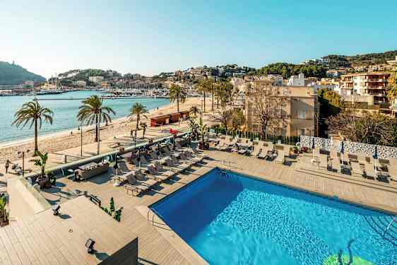 Ulkouima-allas aurinkotuoleineen ja näkymä rannalle ja satamaan. (Tekoälyn luoma teksti)