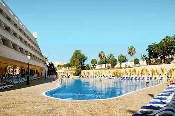 Hotellin uima-allas, jonka ympärillä on aurinkotuoleja. (Tekoälyn luoma teksti)