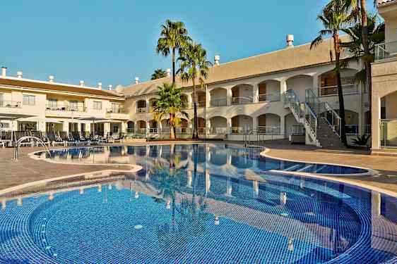 Kuva hotellin uima-altaasta, aurinkotuoleista ja rakennuksista taustalla. (Tekoälyn luoma teksti)