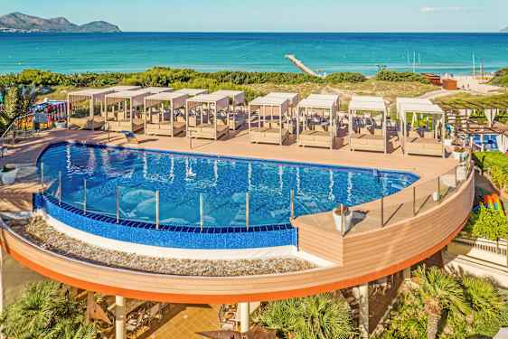 Ulkouima-allas, jossa aurinkotuolit puuterassilla lähellä rantaa. (Tekoälyn luoma teksti)