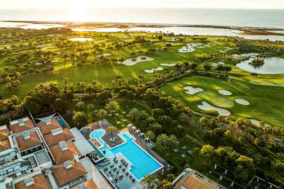 Ilmakuva golfkentistä ja hotellista uima-alueella. (Tekoälyn luoma teksti)