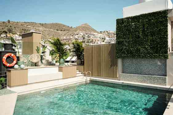 Uima-allas, josta on näkymä vuoristomaisemaan. (Tekoälyn luoma teksti)