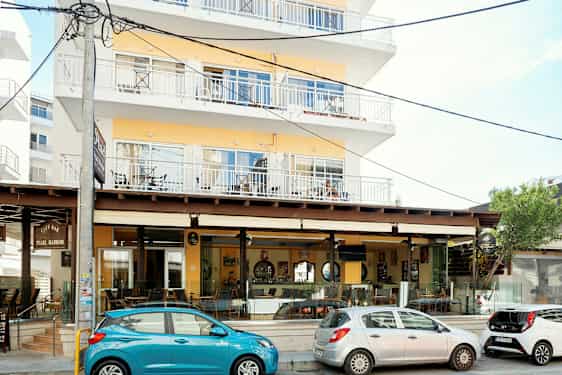 Kerrostalo, jossa on kahvila kadun varrella. (Tekoälyn luoma teksti)