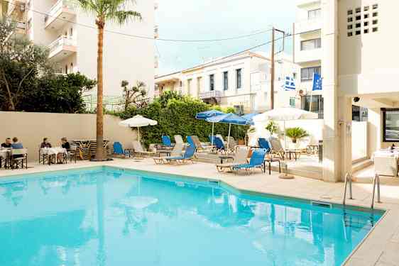 Ulkouima-allas, jota ympäröivät aurinkotuolit ja aurinkovarjot. (Tekoälyn luoma teksti)