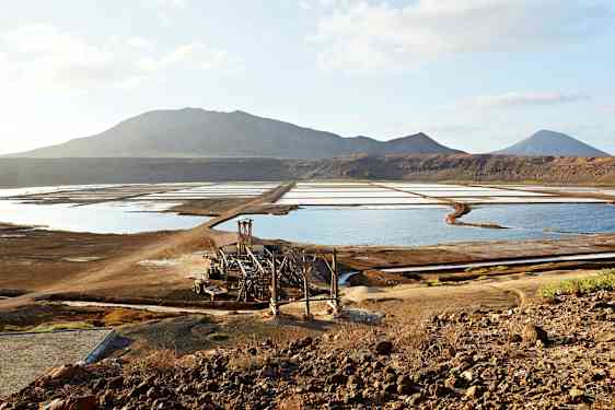 Suolakentät, taustalla vuoria. (Tekoälyn luoma teksti)