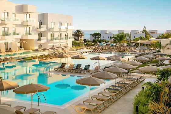 Hotellin uima-allas, jossa aurinkotuoleja ja aurinkovarjoja lomakohteessa. (Tekoälyn luoma teksti)