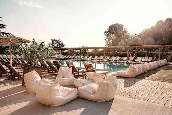 Ulkouima-allas aurinkotuolien ja istuintyynyjen ympäröimänä. (Tekoälyn luoma teksti)