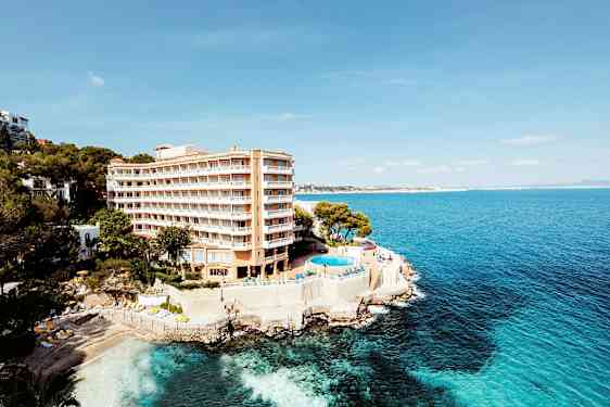 Hotelli rannalla, jossa on uima-allas ja näkymät merelle. (Tekoälyn luoma teksti)