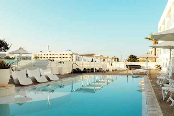 Ulkouima-allas, jossa aurinkotuoleja ja aurinkovarjoja hotellin yhteydessä. (Tekoälyn luoma teksti)