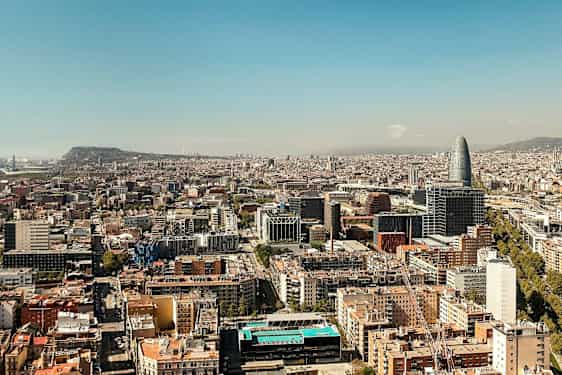 Näkymä kaupunkiin, jossa on useita rakennuksia ja näkyvissä ainutlaatuinen korkea rakennus. (Tekoälyn luoma teksti)