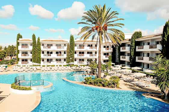 Kuva hotellialueesta, jossa uima-allas ja aurinkotuoleja. (Tekoälyn luoma teksti)