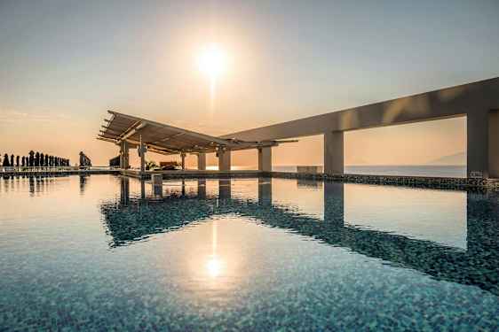 Uima-allas, josta on näkymä merelle ja auringonnousuun. (Tekoälyn luoma teksti)