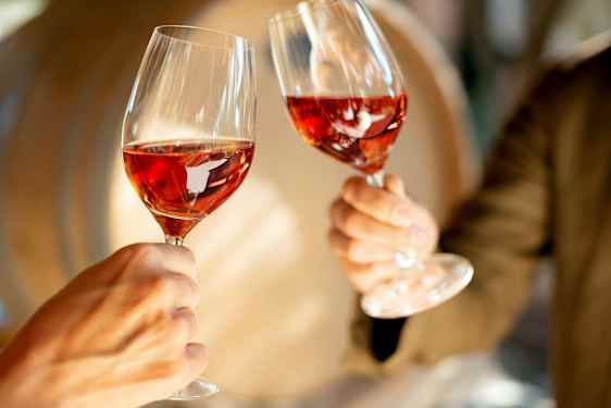 Kaksi lasia roséviiniä nostetaan esiin. (Tekoälyn luoma teksti)