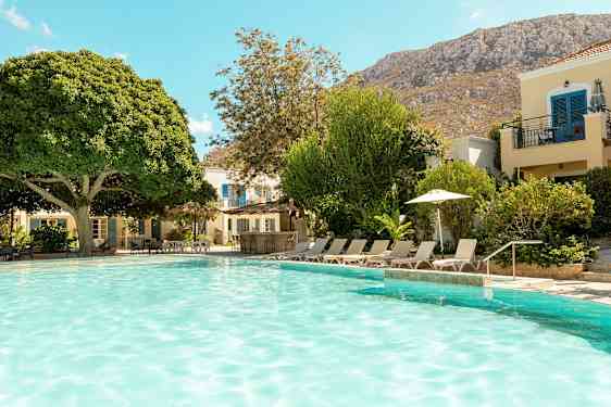 Ulkouima-allas, jota ympäröivät aurinkotuolit ja vehreys. (Tekoälyn luoma teksti)