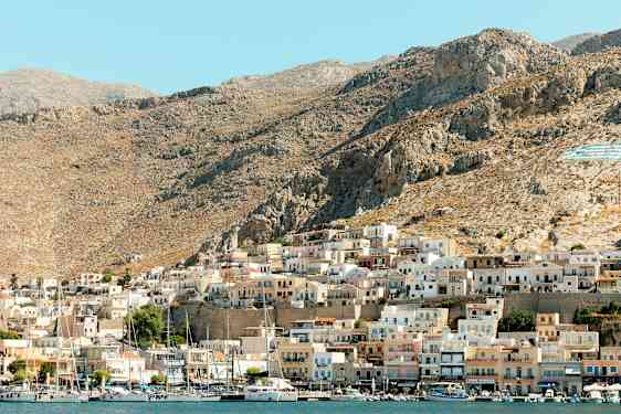 Rannikolla sijaitseva kaupunki, jossa on pieniä taloja vuorenrinteellä. (Tekoälyn luoma teksti)