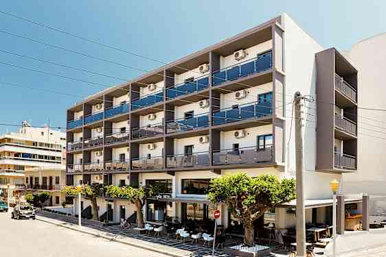 Useampikerroksinen hotelli, jossa on parvekkeita ja ulkoterassi, sijaitsee kadun varrella. (Tekoälyn luoma teksti)