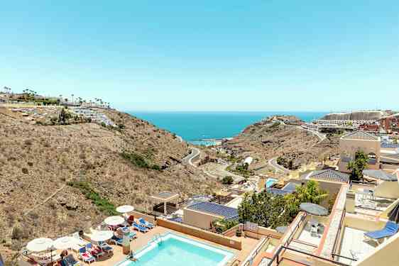 Näköala uima-altaalle, hotellirakennuksiin ja maisemaan kohti merta. (Tekoälyn luoma teksti)