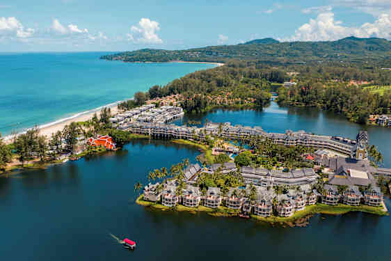 Kuva järvenrantaisen lomakohteen ja trooppisen rannan läheisyydestä. (Tekoälyn luoma teksti)