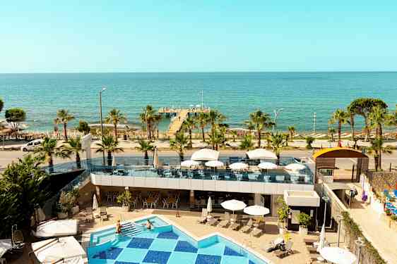 Näkymä hotellilta merelle, jossa uima-allas, terassi ja laituri. (Tekoälyn luoma teksti)