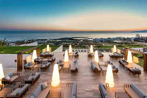 Modernit ulkokalusteet valaistuilla lampuilla suurella terassilla merinäköalalla. (Tekoälyn luoma teksti)