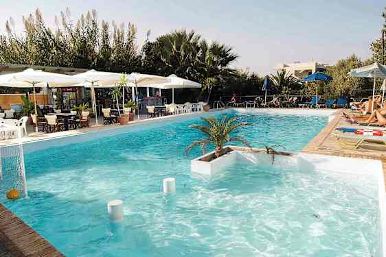 Uima-allas aurinkotuoleineen, varjoineen ja tarjoilualue taustalla. (Tekoälyn luoma teksti)