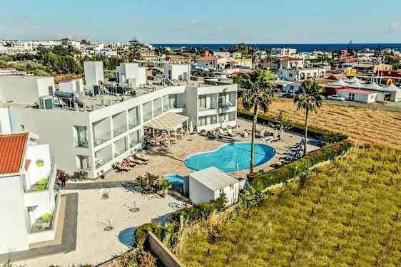 Ilmakuva hotellialueesta, jossa uima-allas ja ympäröivät rakennukset. (Tekoälyn luoma teksti)