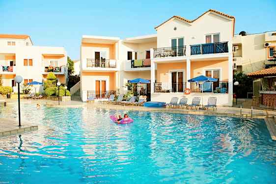 Huoneistoja ulkouima-altaan äärellä, aurinkotuoleilla ja varjoilla. (Tekoälyn luoma teksti)