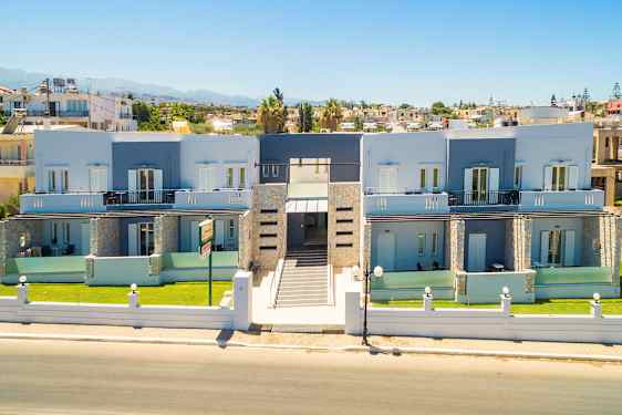 Kuva nykyaikaisesta kaksikerroksisesta rakennuksesta, jota ympäröi puutarha ja jossa on keskimmäinen sisäänkäynti kadulle päin. (Tekoälyn luoma teksti)