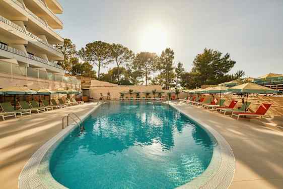 Ulkouima-allas aurinkotuoleilla ja aurinkovarjoilla aurinkoisessa ympäristössä. (Tekoälyn luoma teksti)