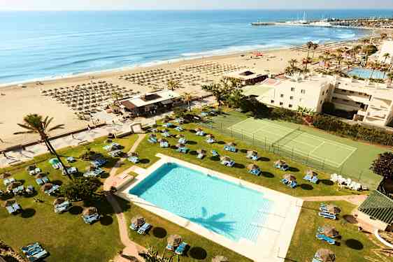 Hotellin uima-allasalue, josta avautuu näkymä rannalle ja merelle. (Tekoälyn luoma teksti)