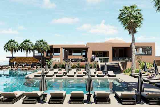 Ulkoallasalue, jossa on aurinkotuoleja, varjoja ja palmuja modernin hotellin edustalla. (Tekoälyn luoma teksti)