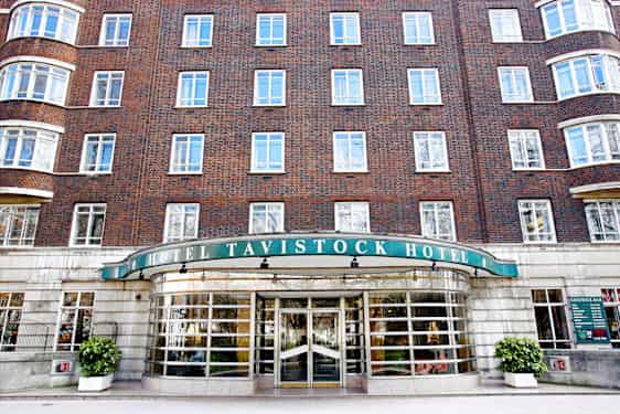 Tiilinen hotellirakennus, jossa on Tavistock Hotel -kyltti ja pääsisäänkäynti. (Tekoälyn luoma teksti)