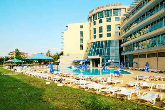 Hotellin allasalue aurinkotuoleineen ja päivänvarjoineen. (Tekoälyn luoma teksti)