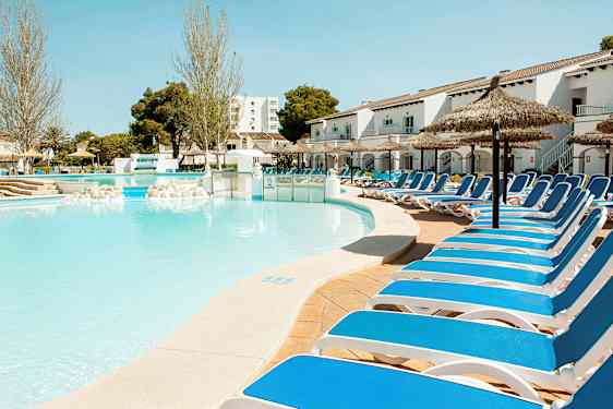 Ulkouima-allas, jonka reunalla on aurinkotuoleja aurinkoisissa olosuhteissa. (Tekoälyn luoma teksti)