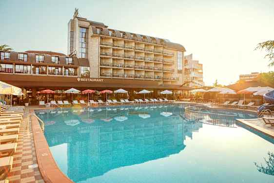 Hotellirakennus parvekkeineen, ravintola ja ulkouima-allas. (Tekoälyn luoma teksti)