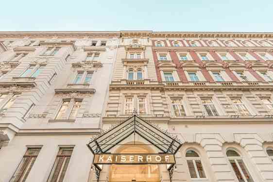 Rakennuksen julkisivu, jossa teksti 'Kaiserhof' sisäänkäynnin yläpuolella. (Tekoälyn luoma teksti)
